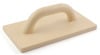 Rektangulär plastbräda med handtag, beige färg. Vattenmärkt text synlig på ytan.