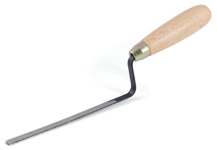 Fogsvans med koniskt trähandtag och smal, vinklad metallklinga.