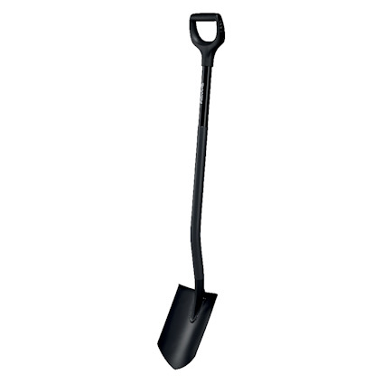 Svart spade med ergonomiskt handtag och spetsigt blad, stående mot en vit bakgrund.