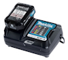 Batteriladdare Makita DC10WD med batteri BL1018B, LED-indikatorer synliga.