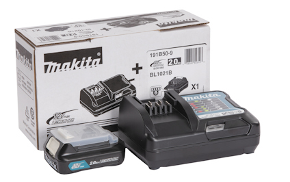 Makita batteriladdare och batteri framför förpackningen med produktinformation.