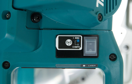 Batteridriven, blå kap- och gersåg med strömbrytare och knapp märkt "Laser" med lampindikator.