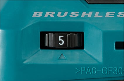 Blått verktygshus med en svart ratt inställd på siffran 5, texten "BRUSHLESS" synlig.