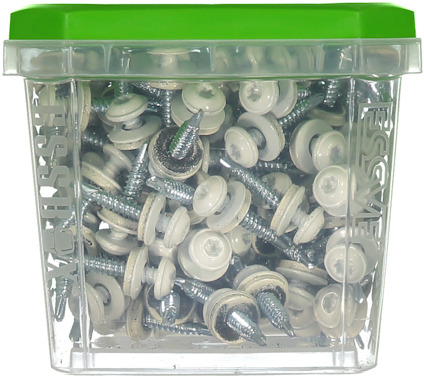 En plastbehållare med ett grönt lock innehåller flera metallskruvar med brickor.