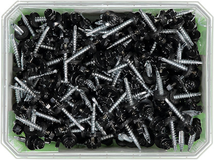 Samling av metallskruvar med sexkantskalle och brickor i en rektangulär plastlåda.