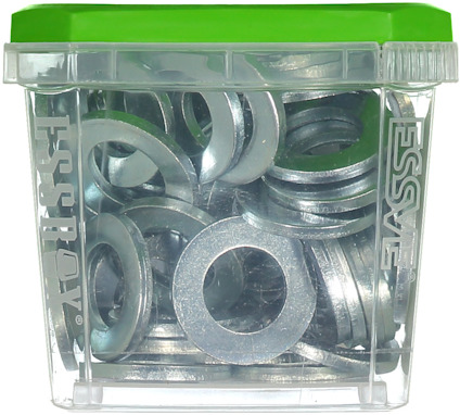 Transparent plastburk med metallbrickor, grönt lock, varumärket "ESSVE" tryckt på sidan.