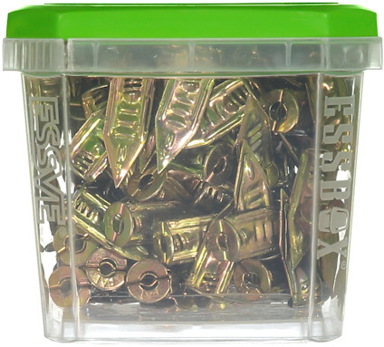 Behållare med grönt lock innehållande metallankare och brickor. Text "ESSVE" på sidan.