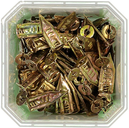 Metallankare i plastlåda, gyllene färg och olika former.