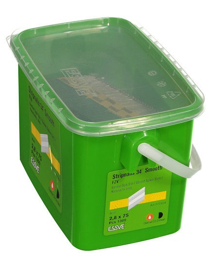 Grön plastbehållare med vitt bärhandtag, etikett med texten "Stripnail 34° Smooth EV".