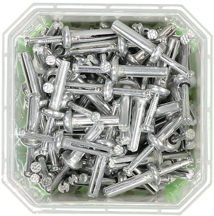 En låda fylld med silverfärgade mollyplugg av metall.