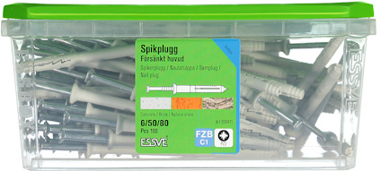 Genomskinlig plastlåda med grönt lock innehållande spikpluggar, etikett med text "Spikplugg Försänkt huvud" och "ESSVE".