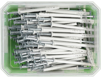 Plastlåda med vita plastpluggar och metallskruvar, sedda ovanifrån.