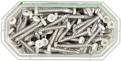 Rektangulär plastlåda med flera metallskruvar med fyrkantskallar och brickor.
