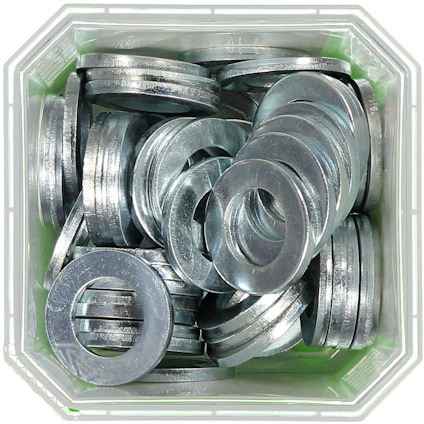 Metallbrickor i en fyrkantig plastbehållare.