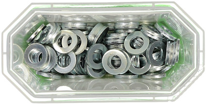 Flera metallbrickor samlade i en transparent behållare med gröna kanter.