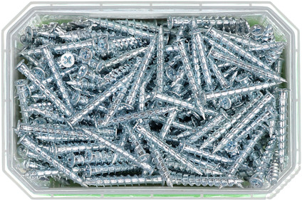 En plastlåda fylld med silverfärgade träskruvar.