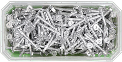 Skruvar i en genomskinlig plastlåda, sedda från ovan.