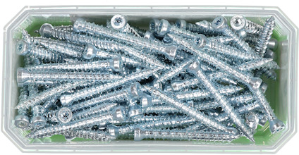 En genomskinlig plastlåda fylld med silverfärgade skruvar.