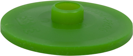 Grön, rund plastbricka med en upphöjd mittdel och präglad text.