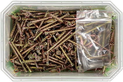 Burk med många gulaktiga skruvar och en liten plastpåse inuti.