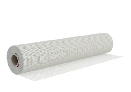 Rulle med vitt glasfiberväv, delvis utrullad, mot vit bakgrund.