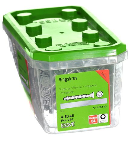 Transparent plastförpackning med grönt lock, innehållande 250 vingmuttrar, 4,8x45mm. Märkt "ESSVE", "Wing screw".