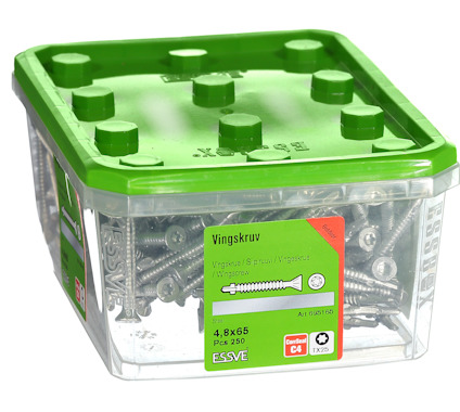 En transparent plastbehållare med grönt lock, fylld med 250 vingskruvar, märkning: "Vingskruv 4,8x65".