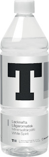Transparent flaska med etikett som visar stor bokstav "T" och texten "Lacknafta Lågaromatisk Mineralterpentin White Spirit".