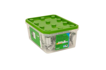 Grön plastlåda med metall- och träskruvar från Essve.