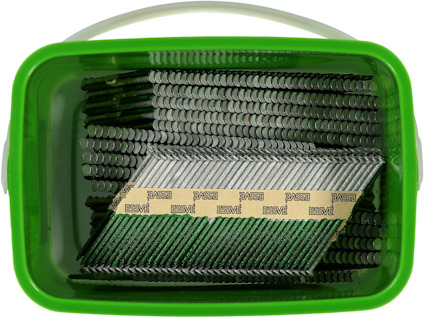 Grön plastbehållare fylld med staplade naglar och metallspikar i banden.