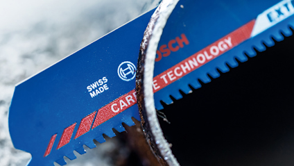 Blå sågklinga med text "SWISS MADE", logo och ordet "CARBIDE TECHNOLOGY".