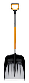 Skyffel med svart blad och orange handtag, märkt "Fiskars".