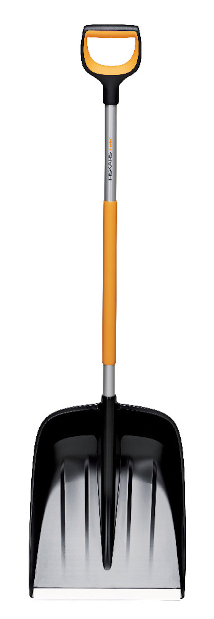 Skyffel med svart blad och orange handtag, märkt "Fiskars".