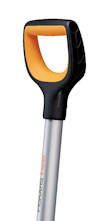 Spade med grå metallhandtag och svart-orange plasthandtag, märkt "Fiskars" i orange tryck.
