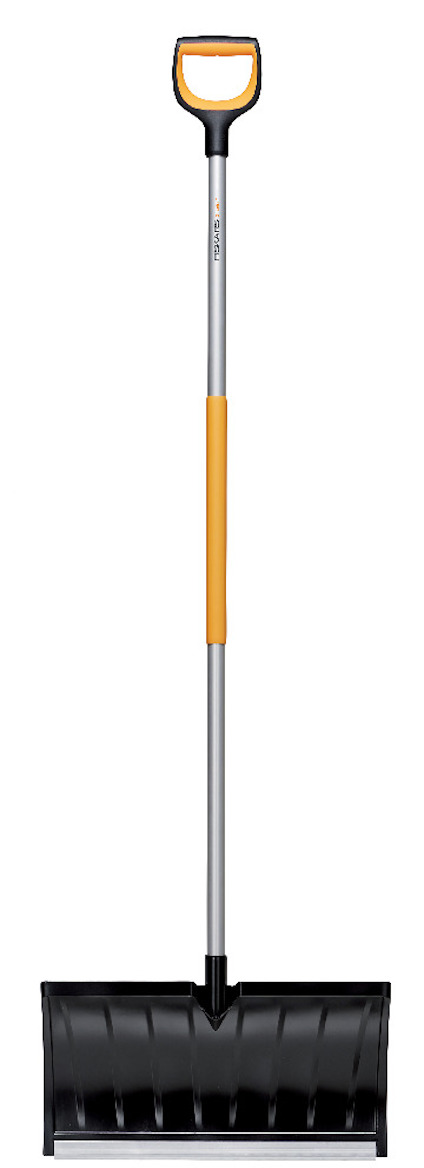 Skyffel med långt skaft och D-format handtag i orange och svart; bred, svart skopa för snö.