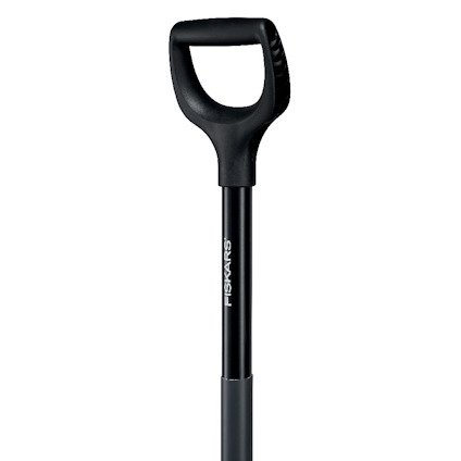 Svart och grått ergonomiskt handtag på en spade med texten "FISKARS".